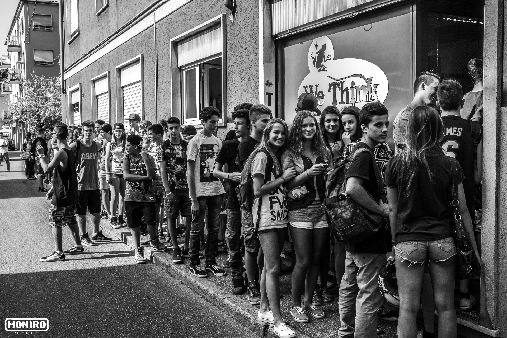 Coda in strada davanti al We Think Tattoo