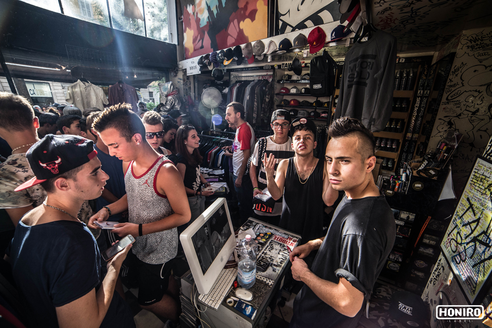 Dentro il Wag Shop durante il firma-copie