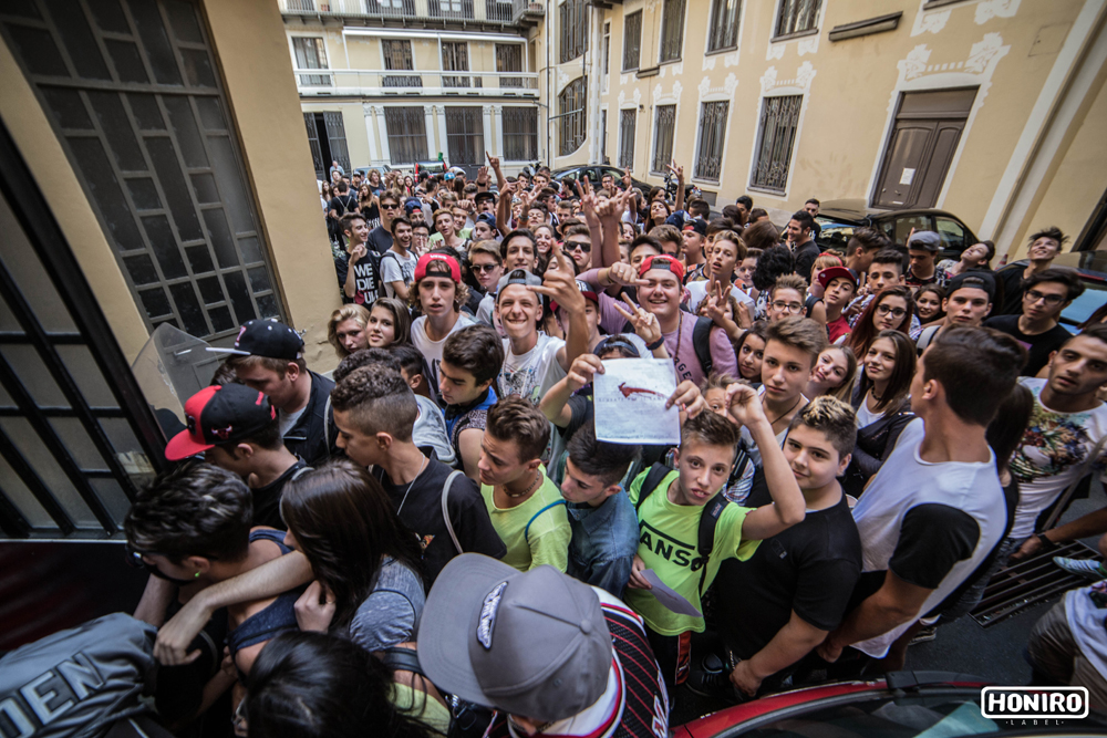 Folla raccolta nel cortile per il firma-copie