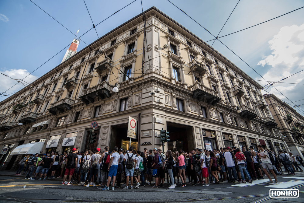 Coda all'esterno dello store Atipici