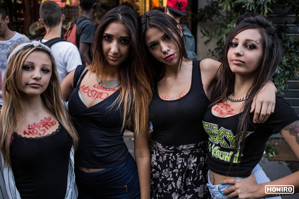Fan con «Lowlow · Mostro» scritto addosso
