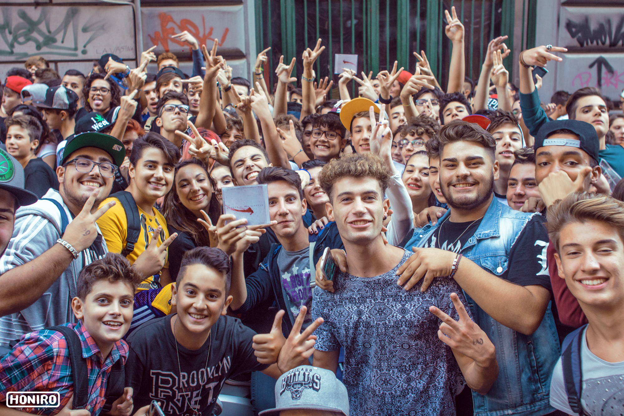 Folla di fan davanti al tattoo studio