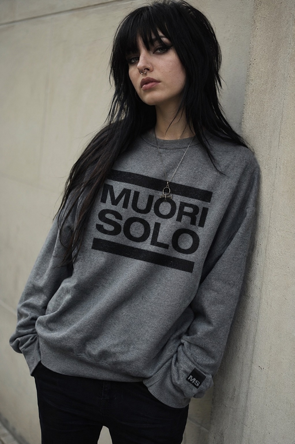 Crewneck grigia · stampa «MUORI SOLO» + patch MS al polsino