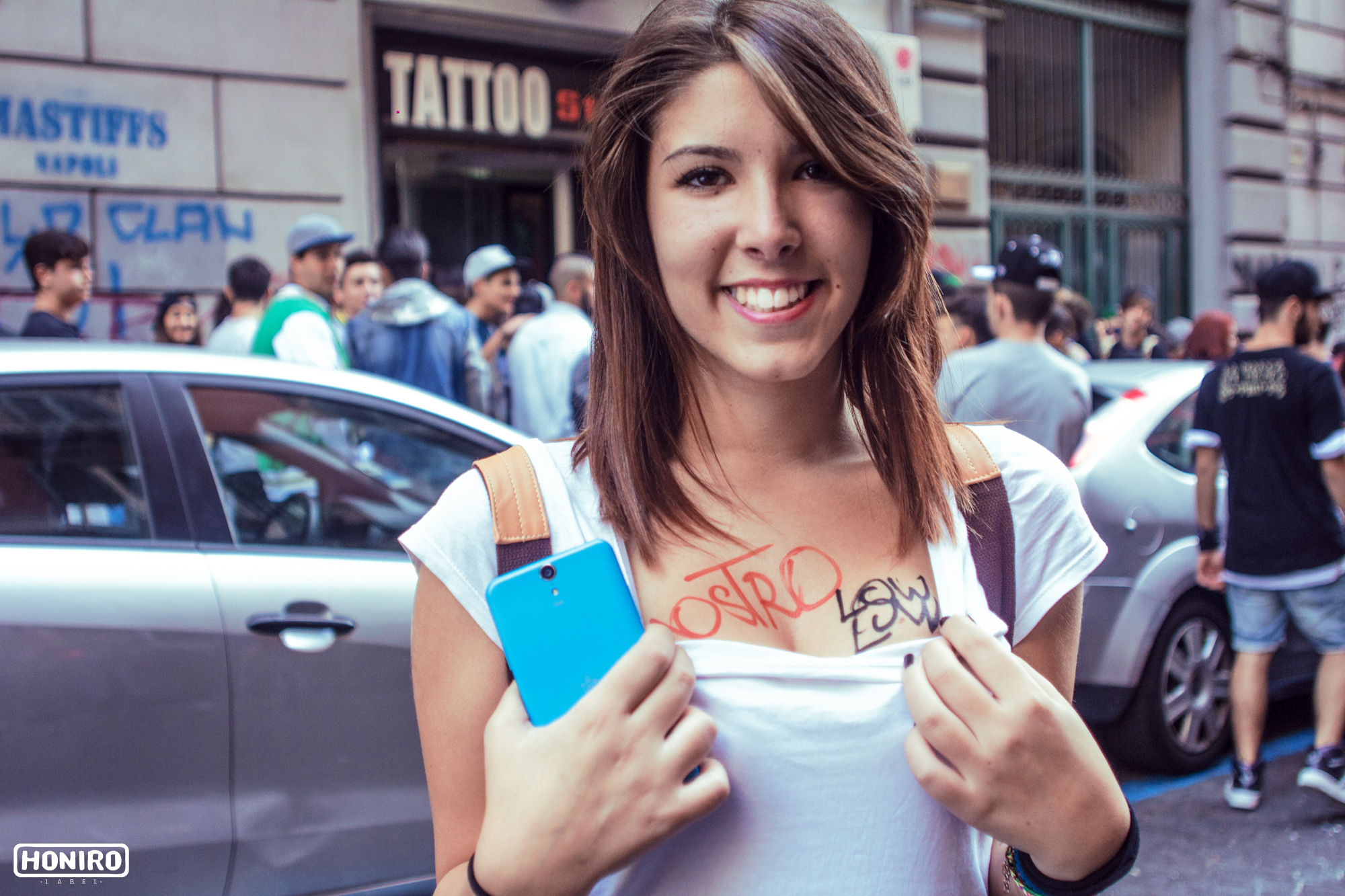 «Mostro · Low» scritto sulla pelle