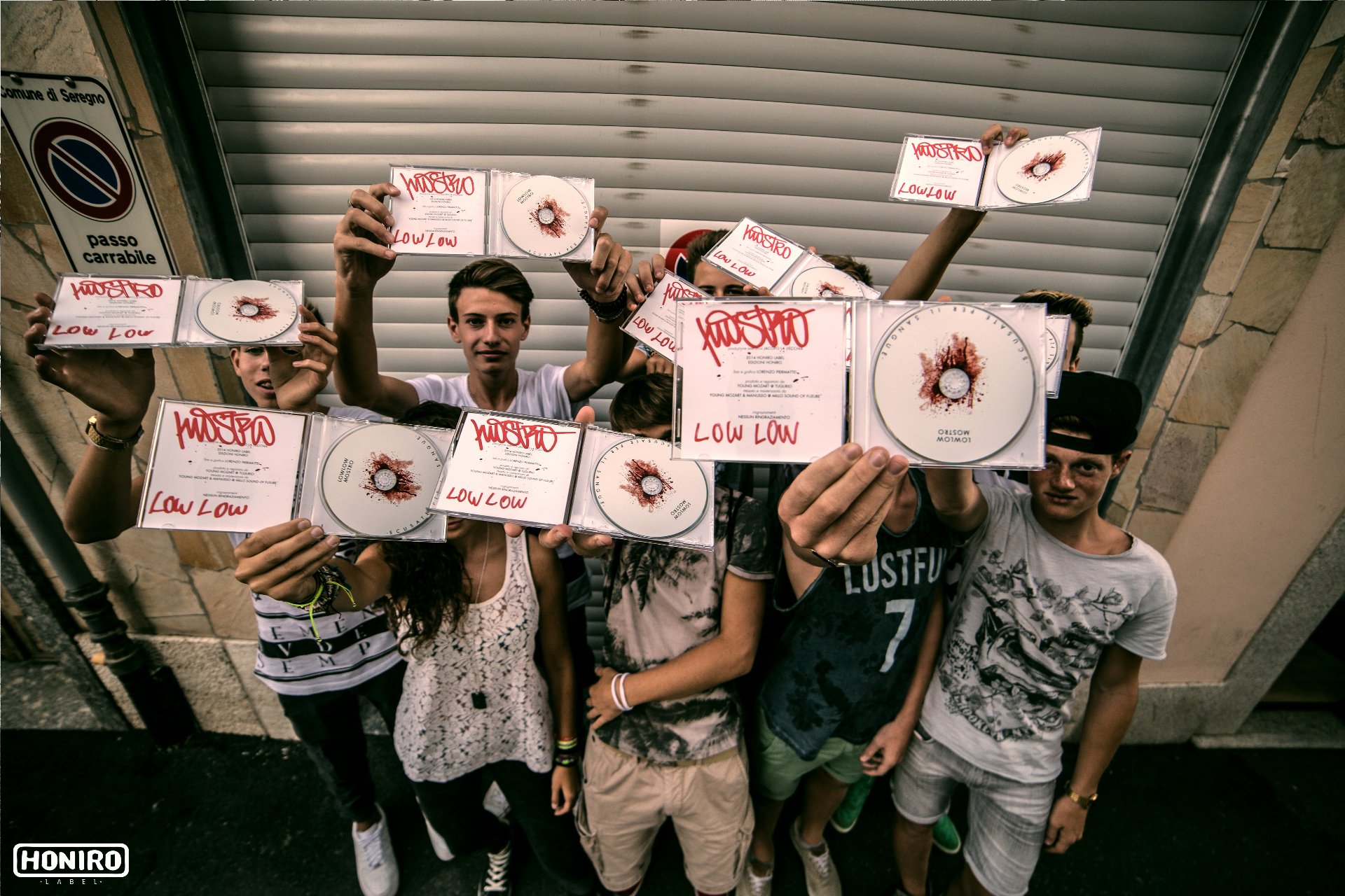 Fan con copie autografate davanti allo store