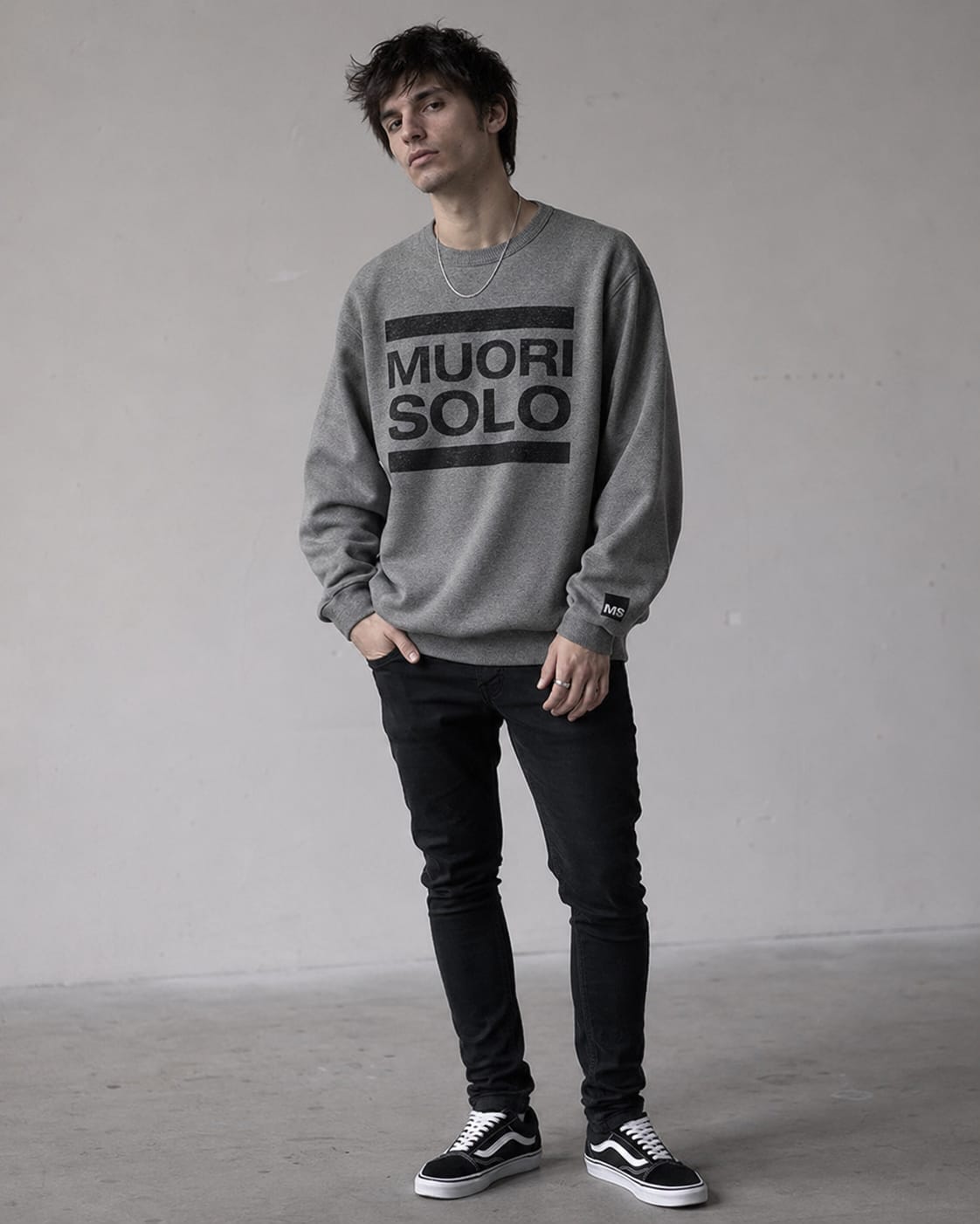 Crewneck grigia · look completo con Vans e patch MS al polsino