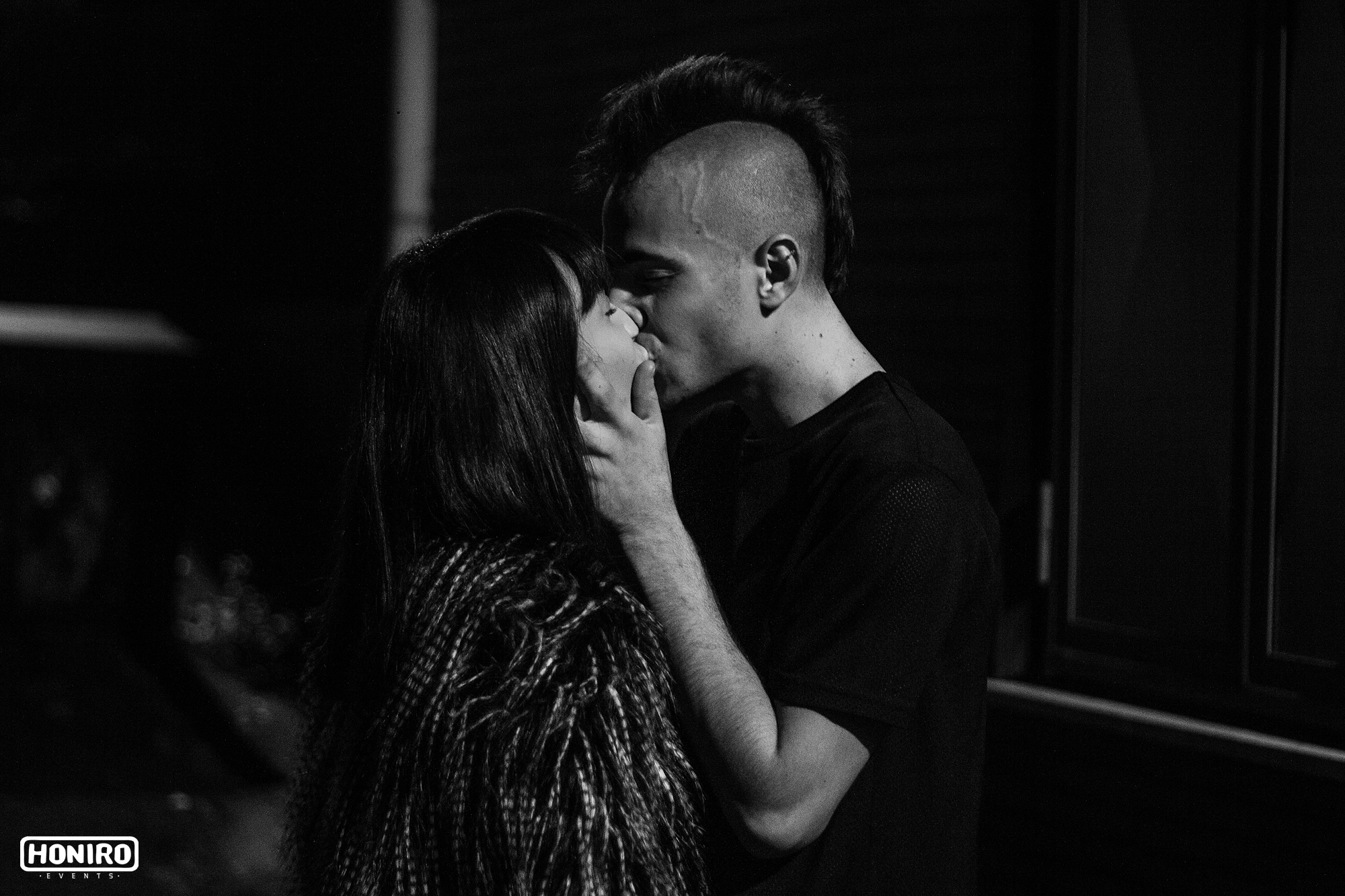 Un bacio backstage a fine serata